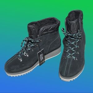 RARE discontinued UGG Birch Lace-Up Boots 💙